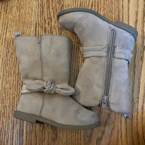 Old Navy toddler boots with bow. Size 6. Worn.